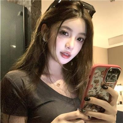 她的微笑像颗糖